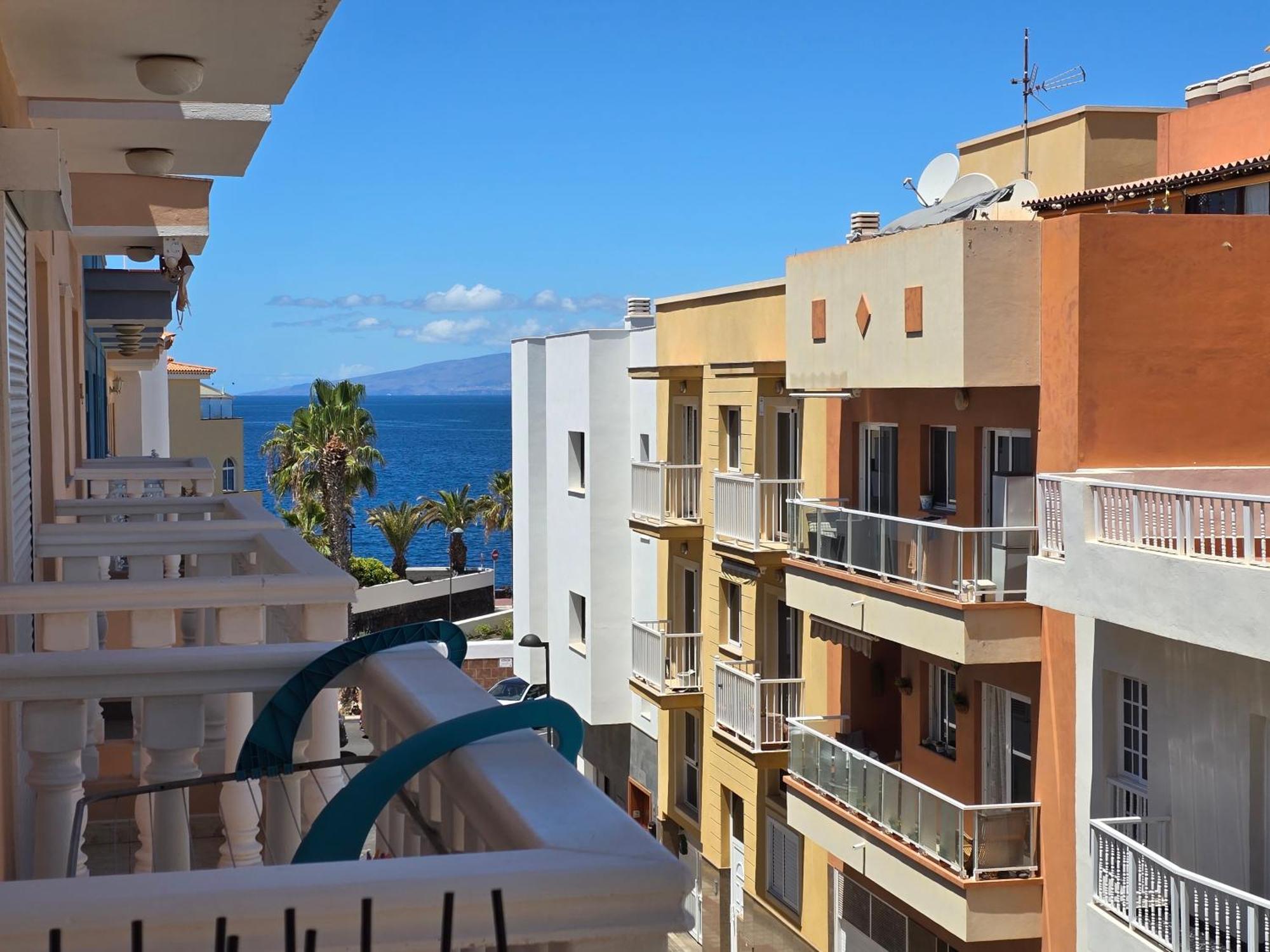 Beautiful Renovated Apartment With Air Conditioning Just Steps From The Sea In Playa San Juan Exterior photo
